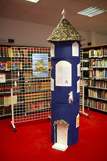 L'exposition dans la bibliothèque. Crédit photo : C. Schröder